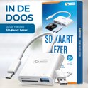 Witte Smath SD-kaartlezer met USB-C aansluiting, SD-kaart en USB-stick.