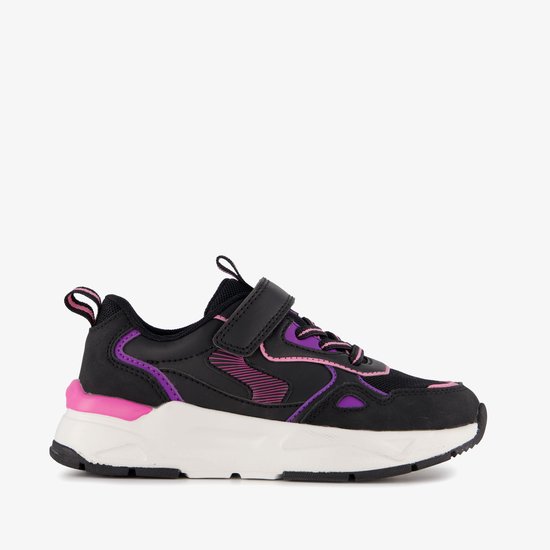 Zwarte sneaker met roze en paarse accenten, klittenband en veters.