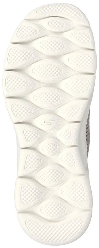 Zool van een taupe Skechers Go Walk sneaker met golvende groeven en een reliëfpatroon.
