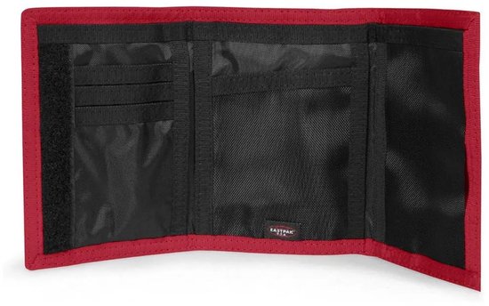 Open rode Eastpak drievoudige portemonnee met zwarte binnenzijde, sleuven en klittenbandsluiting.