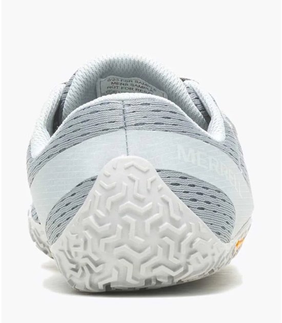 Achterkant van een grijze Merrell Vapor Glove 6 schoen met Merrell logo en gestructureerde zool.