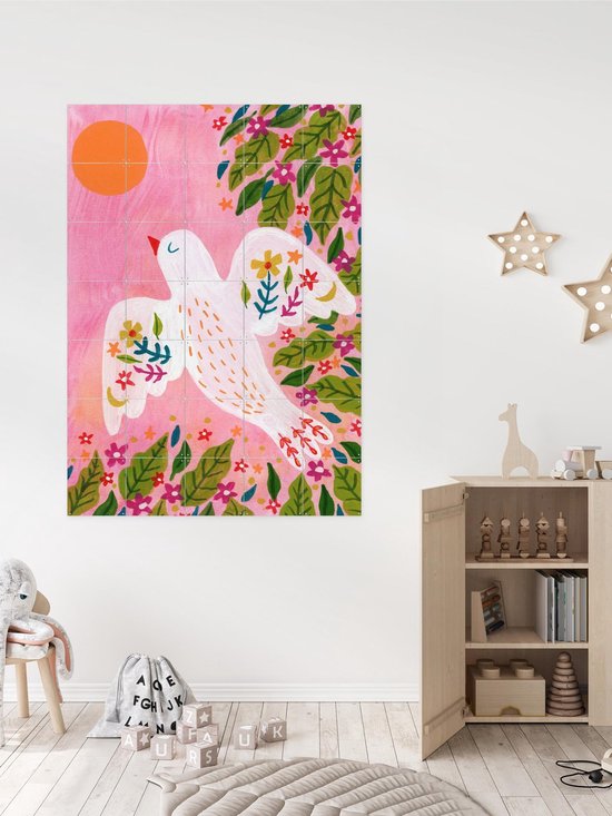 Grote IXXI muurposter met witte vogel en kleurrijke bloemen, geplaatst in een speelhoek.