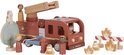 Houten brandweerwagen met ladder, poppetjes, boom, hydrant, vuur en pionnen.
