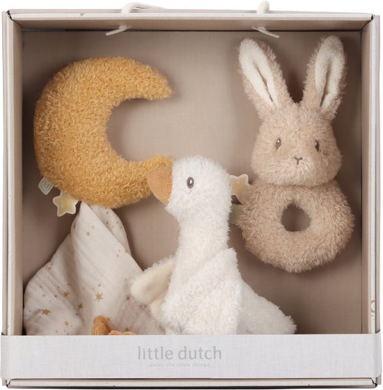Cadeaubox met daarin een knuffelkonijn, knuffelgans, maanritselaar en een sterren hydrofiele doek. "little dutch" op de voorkant.