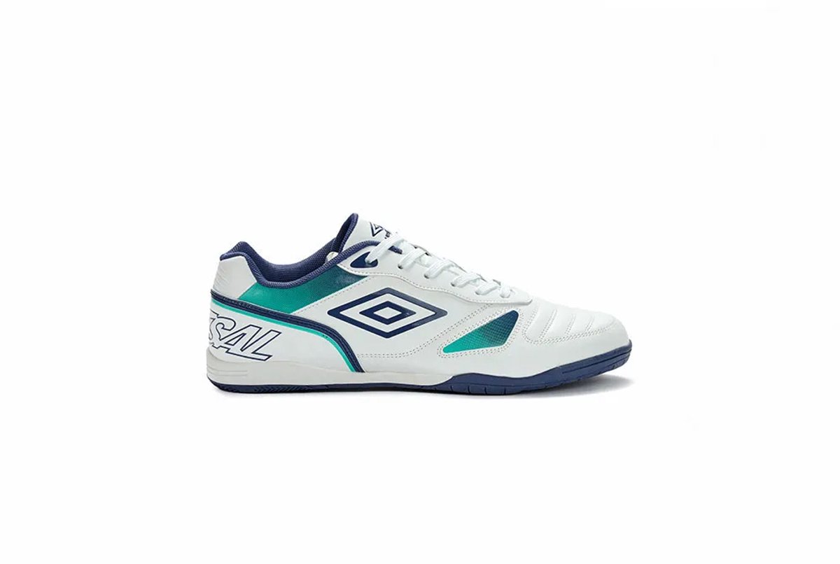 Witte Umbro Sala Ctrl zaalschoenen voor mannen en vrouwen, met synthetisch bovenwerk en gewatteerde details.