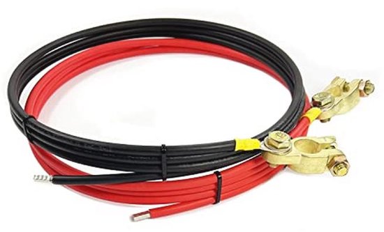 Een zwarte en een rode kabel, opgerold, met gouden accuklemmen.
