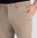 Mannen met beige Mac Jeans chino, detail van de voorkant met de hand in de zak.