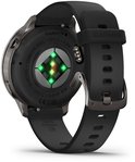 Onderkant van een grijze Garmin Venu smartwatch. De hartslagsensor is zichtbaar en de tekst 'STAINLESS STEEL' staat erop.