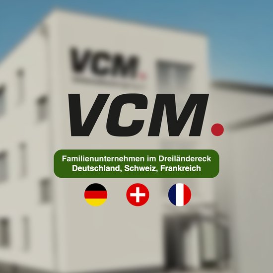 Logo VCM avec le texte "Familienunternehmen im Dreiländereck Deutschland, Schweiz, Frankreich" et les drapeaux de l'Allemagne, de la Suisse et de la France.