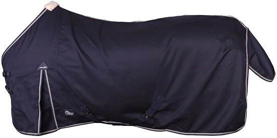 Donkerblauwe paardendeken met witte bies en zilverkleurige gespen.