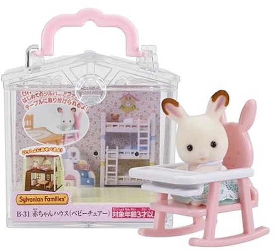 Sylvanian Families baby wipstoel set met wit konijntje in roze wipstoel en de verpakking op de achtergrond.