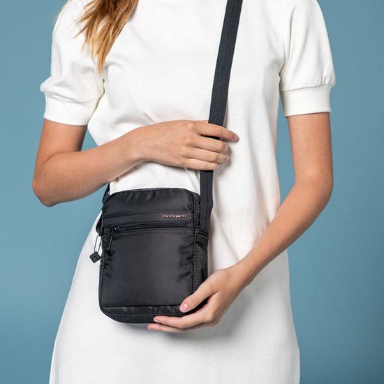 Hedgren RUSH – Mini sac bandoulière vertical avec protection RFID – Déperlant – Léger – Noir