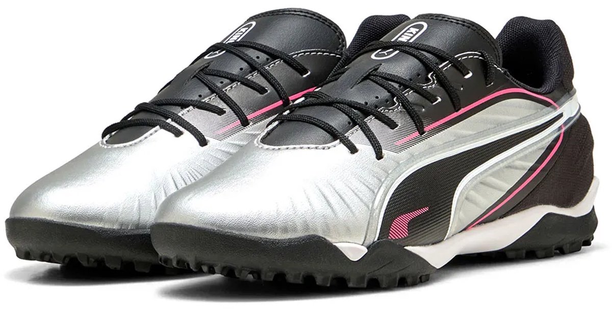 Puma King Match TT+ mid voetbalschoenen in zilver, met een synthetisch bovenwerk en lage multi-noppen rubberen buitenzool.