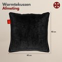 Afmetingen van het zwarte fluwelen verwarmingskussen: 45x45 cm.