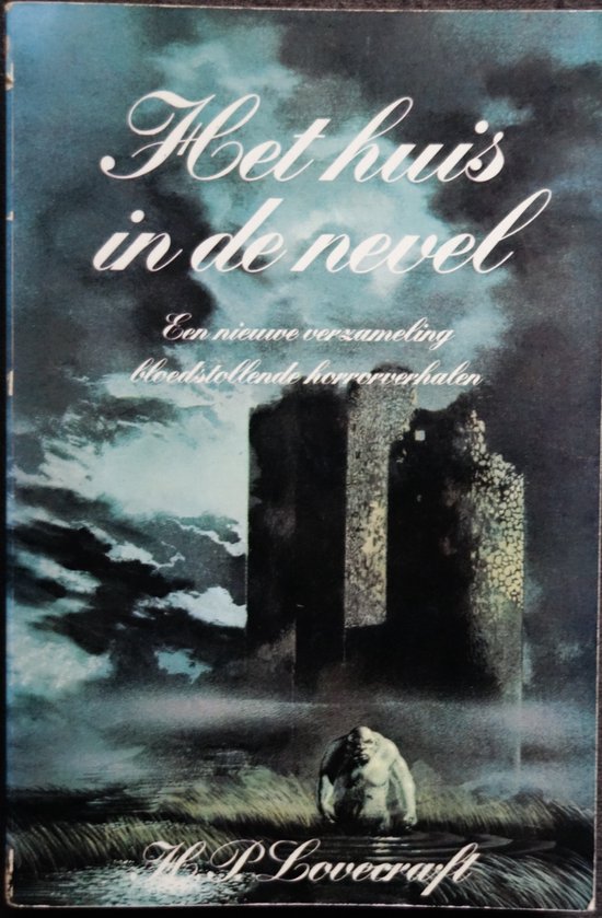 Boek kaft 'Het huis in de nevel', met een kasteelruïne in de mist en een monster op de voorgrond. Geschreven door H.P. Lovecraft.