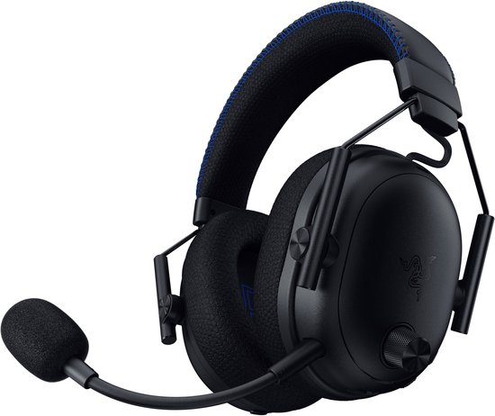 Zwarte gaming headset met blauwe stiksels en microfoon, schuin van voren.