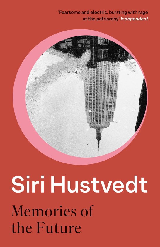 Boekomslag 'Memories of the Future' door Siri Hustvedt met een reflectie van een wolkenkrabber in een plas water.