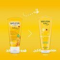 Weleda baby shampoo & douchecrème in gele tube, met bloemillustratie, naast Weleda baby shampoo & body wash.