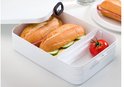 Boîte à pain Mepal blanche avec deux sandwichs, concombre, fromage et tomate.