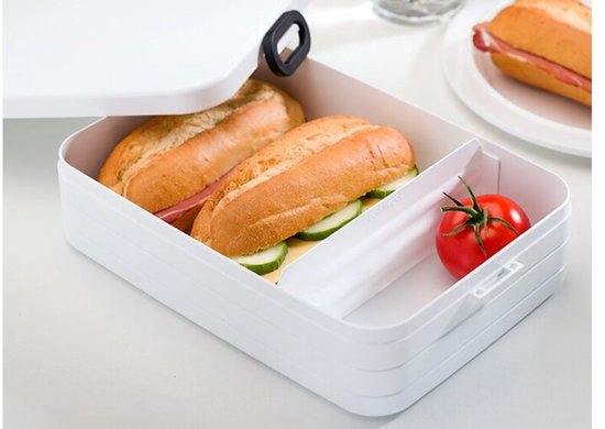 Boîte à pain Mepal blanche avec deux sandwichs, concombre, fromage et tomate.