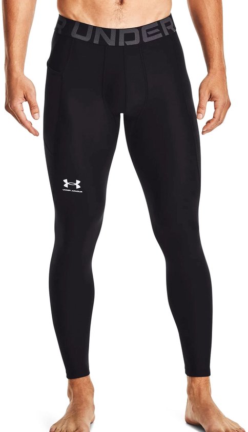 Zwarte Under Armour legging voor heren, van voren gezien. Met wit Under Armour logo op het linkerbeen en de tekst 'UNDER ARMOUR' op de tailleband.
