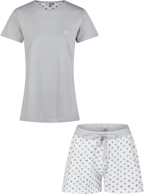 Lichtgrijze pyjamaset met korte mouwen en een short met blauwe stippen.