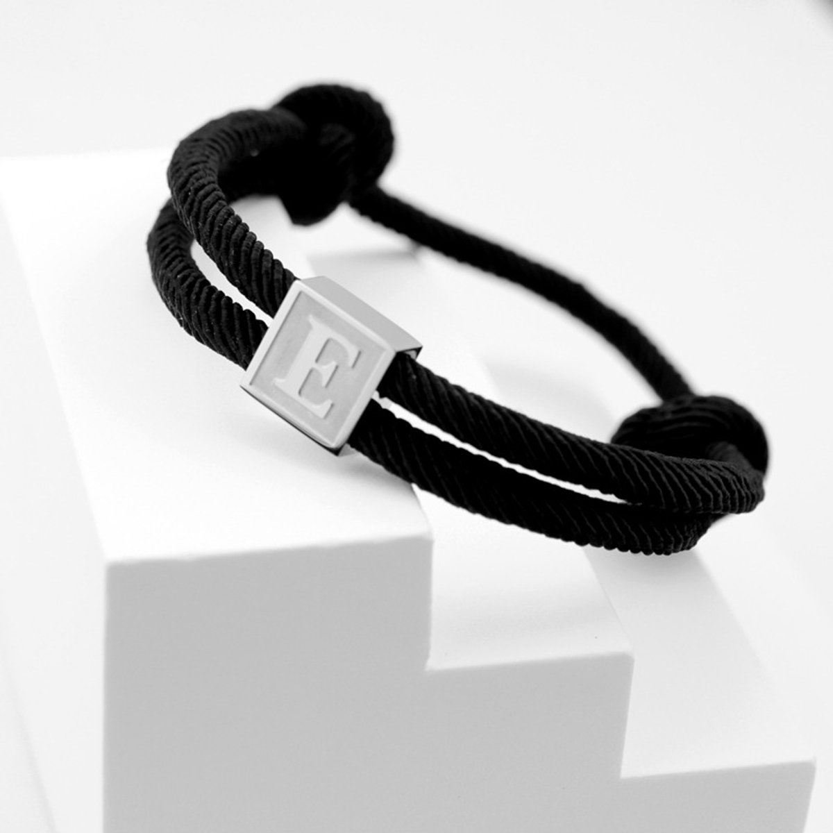 Handgeweven armband met hanger van roestvrij staal, letterarmband, zwarte gevlochten armband, verstelbaar, letter E