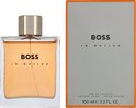 Fles en doosje BOSS IN MOTION eau de toilette 100 ml. Grijze doos met oranje rand.