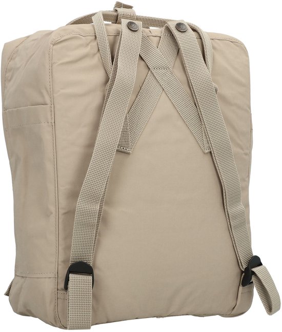 Beige Kånken rugzak met gekruiste schouderbanden op de rug.