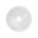 Eén wit, rond waterfilter met centraal gat en driedelige scheidingslijn.