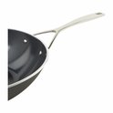 Detail van de zilverkleurige, driehoekige steel van een wokpan.