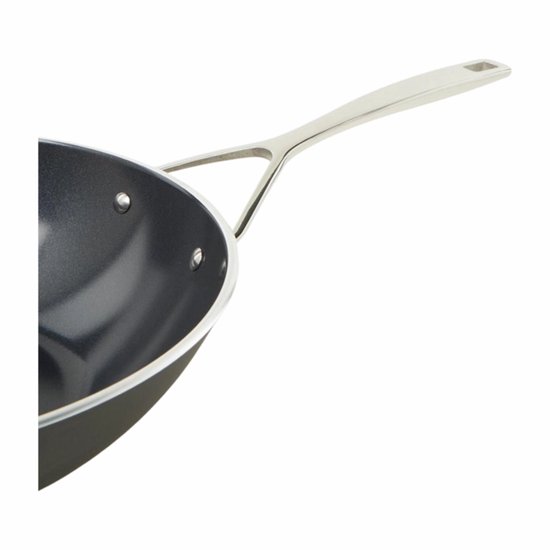 Detail van de zilverkleurige, driehoekige steel van een wokpan.