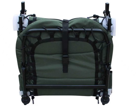 Opgevouwen khaki stretcher met zwarte gespen en wieltjes.