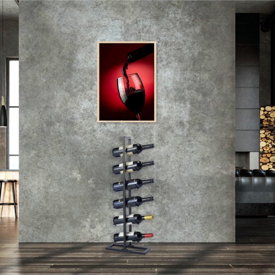 Zwart wijnrek voor 6 flessen in een moderne woonkamer met betonnen muur.
