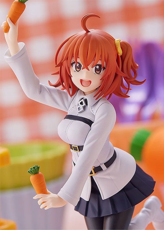 Close-up van Ritsuka Fujimaru figuur met oranje haar, wit uniform en wortels in de handen.