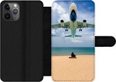 Telefoonhoesje Geschikt voor iPhone 11 Pro telefoonhoesje - Strand - Zee - Vliegtuig - Met vakjes - Wallet case met magneetsluiting
