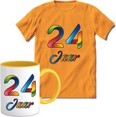 24 Jaar Vrolijke Verjaadag T-shirt met mok giftset Geel | Verjaardag cadeau pakket set | Grappig feest shirt Heren – Dames – Unisex kleding | Koffie en thee mok | Maat M