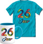 26 Jaar Vrolijke Verjaadag T-shirt met mok giftset Blauw | Verjaardag cadeau pakket set | Grappig feest shirt Heren – Dames – Unisex kleding | Koffie en thee mok | Maat L