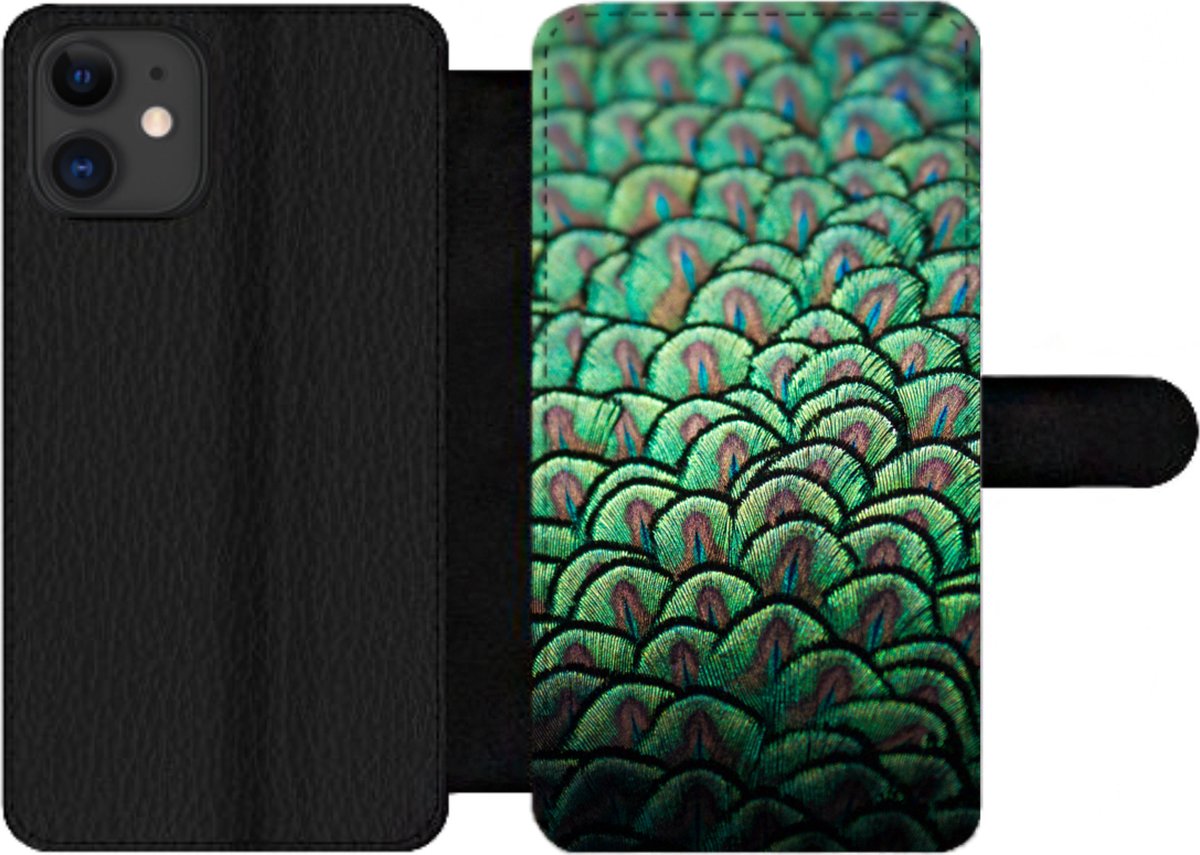 Telefoonhoesje Geschikt voor iPhone 12 Pro Max telefoonhoesje - Close-up van de veren van een pauw - Met vakjes - Wallet case met magneetsluiting