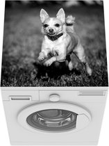 Wasmachine beschermer mat - Een glimlachende Chihuahua huppelend door het gras - zwart wit - Breedte 60 cm x hoogte 60 cm