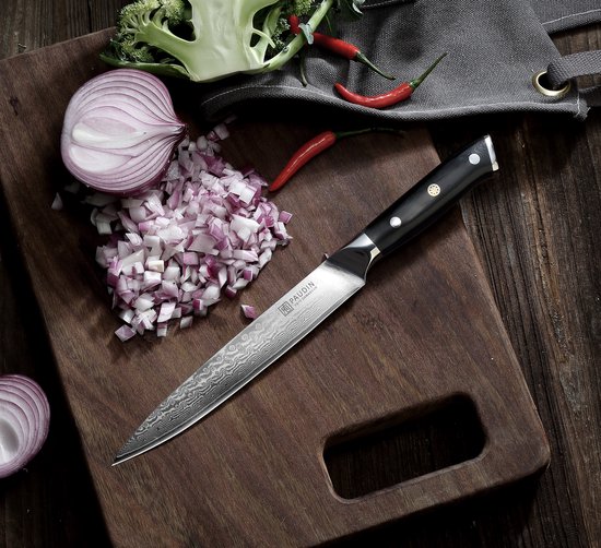 20 cm vleesmes met zwart handvat, met damascuspatroon, op een houten snijplank met gesneden ui en rode pepers.