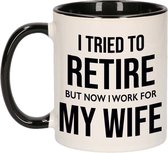 I tried to retire but now I work for my wife koffiemok / theebeker - 300 ml - wit met zwart - kantoorhumor / VUT / pensioen - grappige cadeau mok