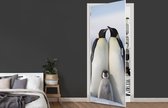 Deursticker Pinguïn - Gezin - Sneeuw - 90x215 cm - Deurposter