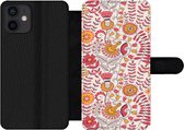 Bookcase Geschikt voor iPhone 12 telefoonhoesje - Bloemen - Design - Roze - Oranje - Met vakjes - Wallet case met magneetsluiting