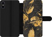 Bookcase Geschikt voor iPhone XS telefoonhoesje - Goud - Bladeren - Zwart - Met vakjes - Wallet case met magneetsluiting