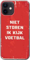 Geschikt voor iPhone 12 hoesje - Quotes - Spreuken - Niet storen ik kijk voetbal - Voetbal - Siliconen Telefoonhoesje