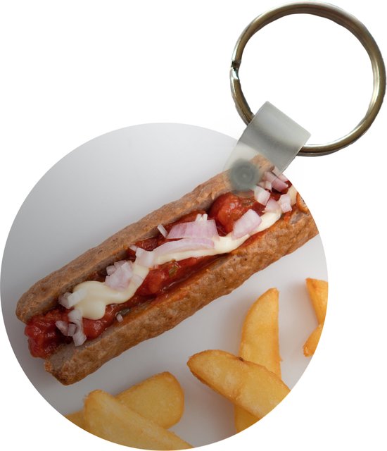 Sleutelhanger - Zalige frikandel speciaal met patat op een wit bord - Plastic - Rond - Uitdeelcadeautjes