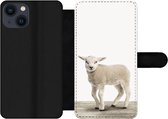 Bookcase Geschikt voor iPhone 13 telefoonhoesje - Lammetje - Schaap - Dieren - Kinderen - Meisjes - Jongens - Met vakjes - Wallet case met magneetsluiting