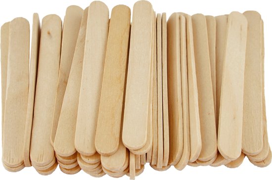 Een stapel houten ijslollystokjes, naturel van kleur, gerangschikt in rijen.