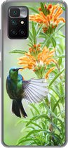 Geschikt voor Xiaomi Redmi 10 hoesje - Close-up van een kleurrijke vogel naast planten met oranje bloemen - Siliconen Telefoonhoesje